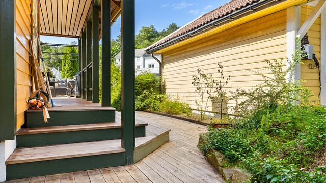 Koselig platting på husets bakside med egen utgangsdør