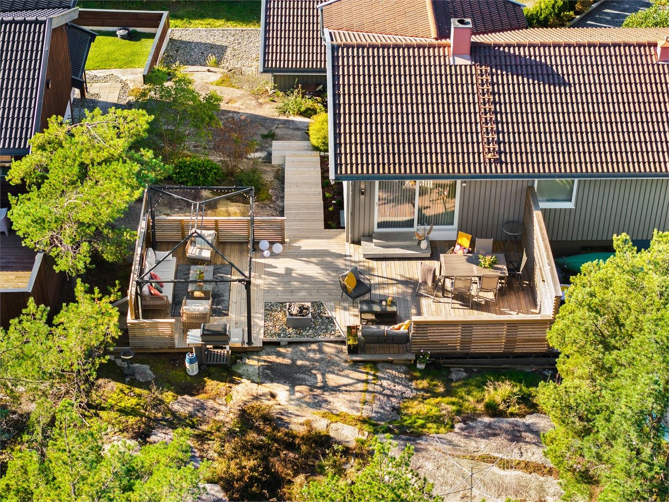 Nyoppført terrasse med bålplass inviterer til aktiv bruk, sommer som vinter