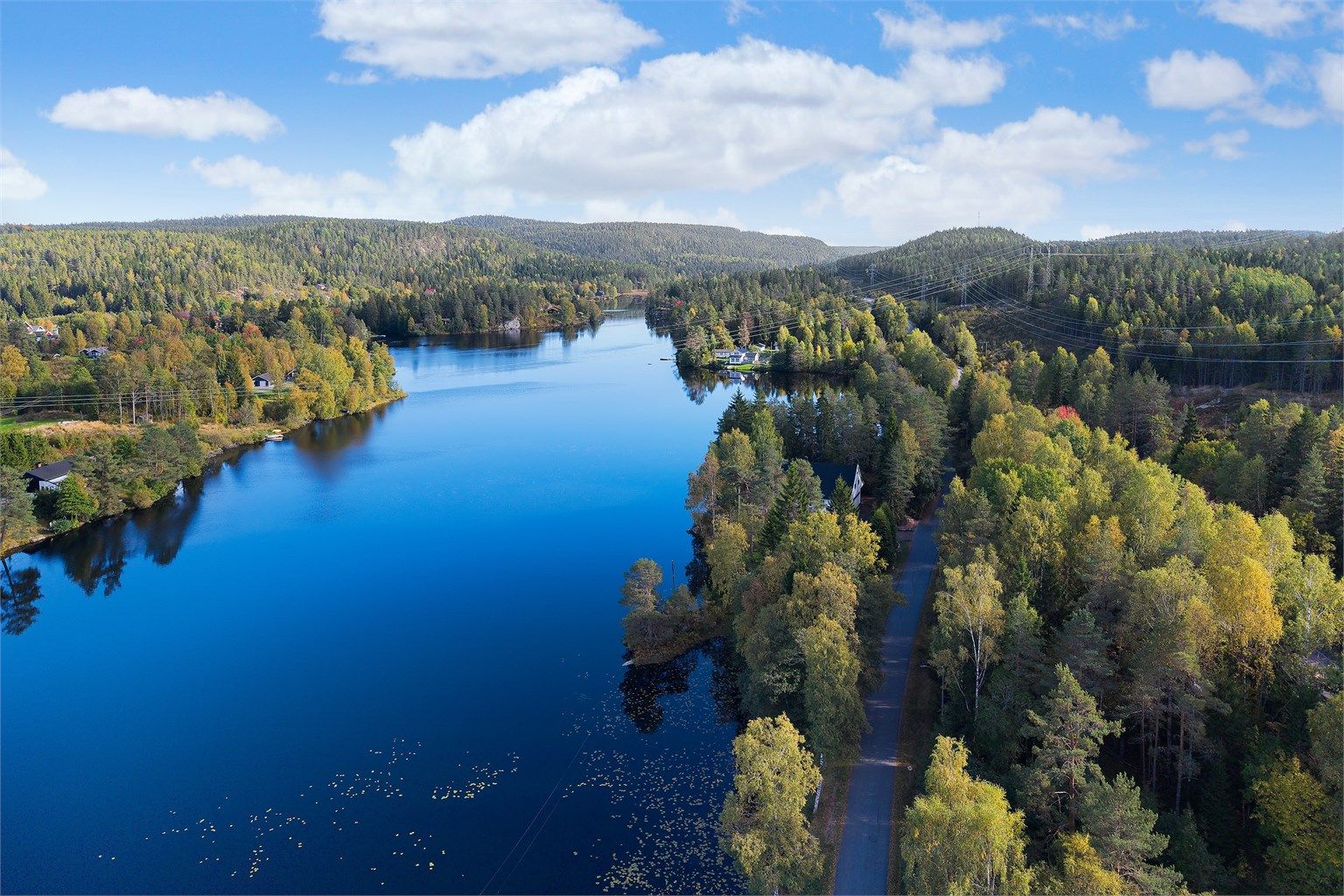 Bindingsvannet strekker seg innover i marka og innbyr til padling, fiske og skøyteturer om vinteren.