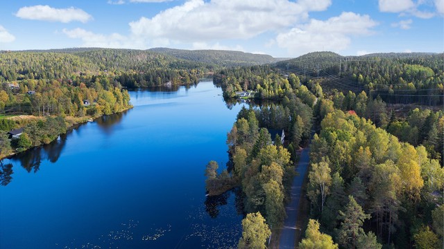 Bindingsvannet strekker seg innover i marka og innbyr til padling, fiske og skøyteturer om vinteren.