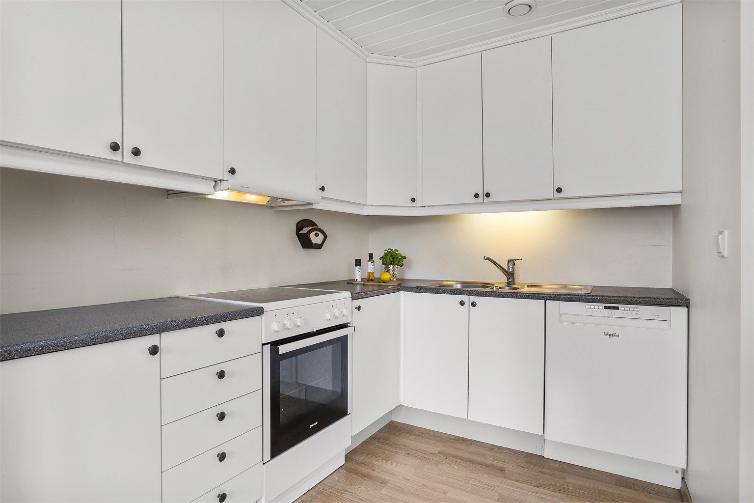 Kjøkkenet er utstyrt med kjøkkenventilator tilknyttet balansert ventilasjon.