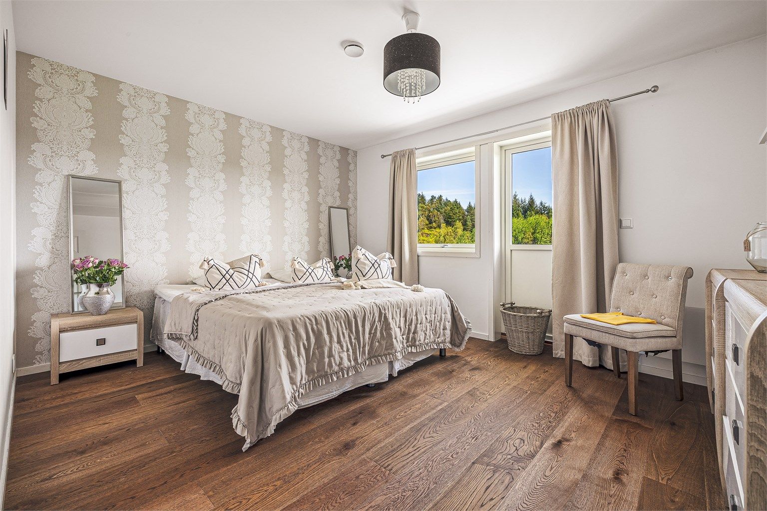 Hovedsoverom i andre etasje, med god plass til dobbeltseng. Direkte utgang til egen balkong.