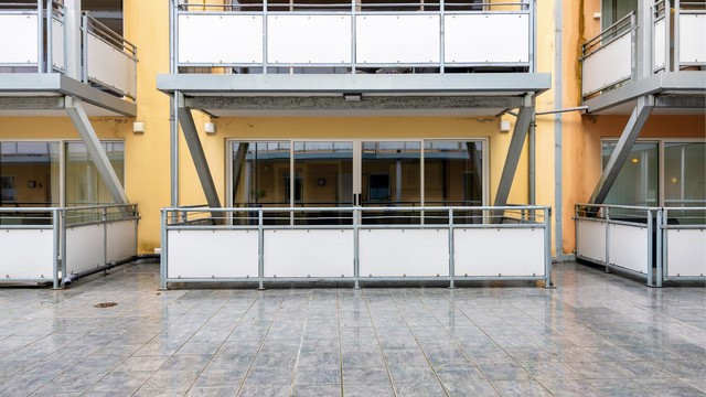 Balkongen er sørvendt og vender inn mot byggets skjermede atrium, noe som skaper en lun og trivelig uteplass.