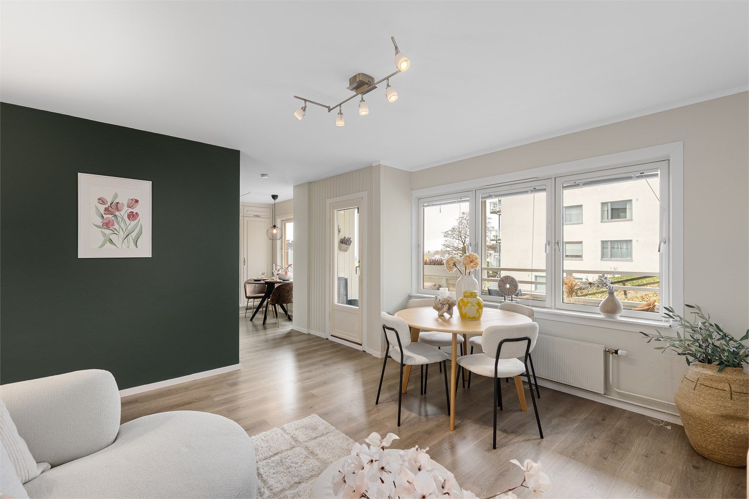 Leiligheten har delvis åpen løsning fra stuen til kjøkkenet som som gir en stor romfølelse.