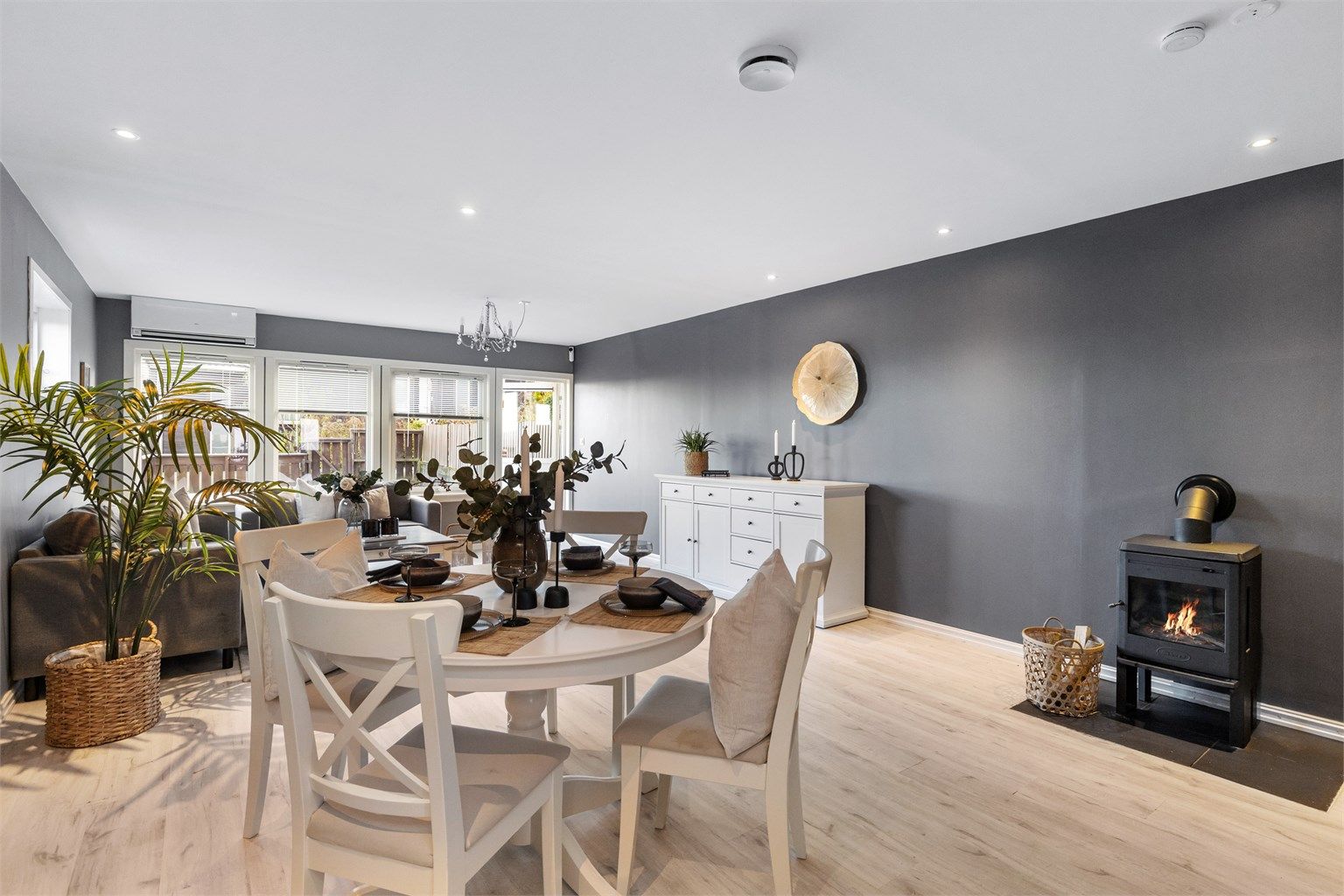 Romslig stue med plass til både salong og spisestue.