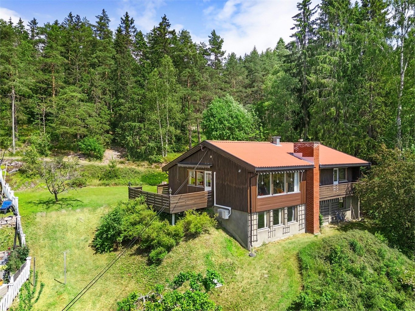 Øverst på Årvoll, innerst i en blindvei, helt inntil markagrensen ligger Årvollveien 79