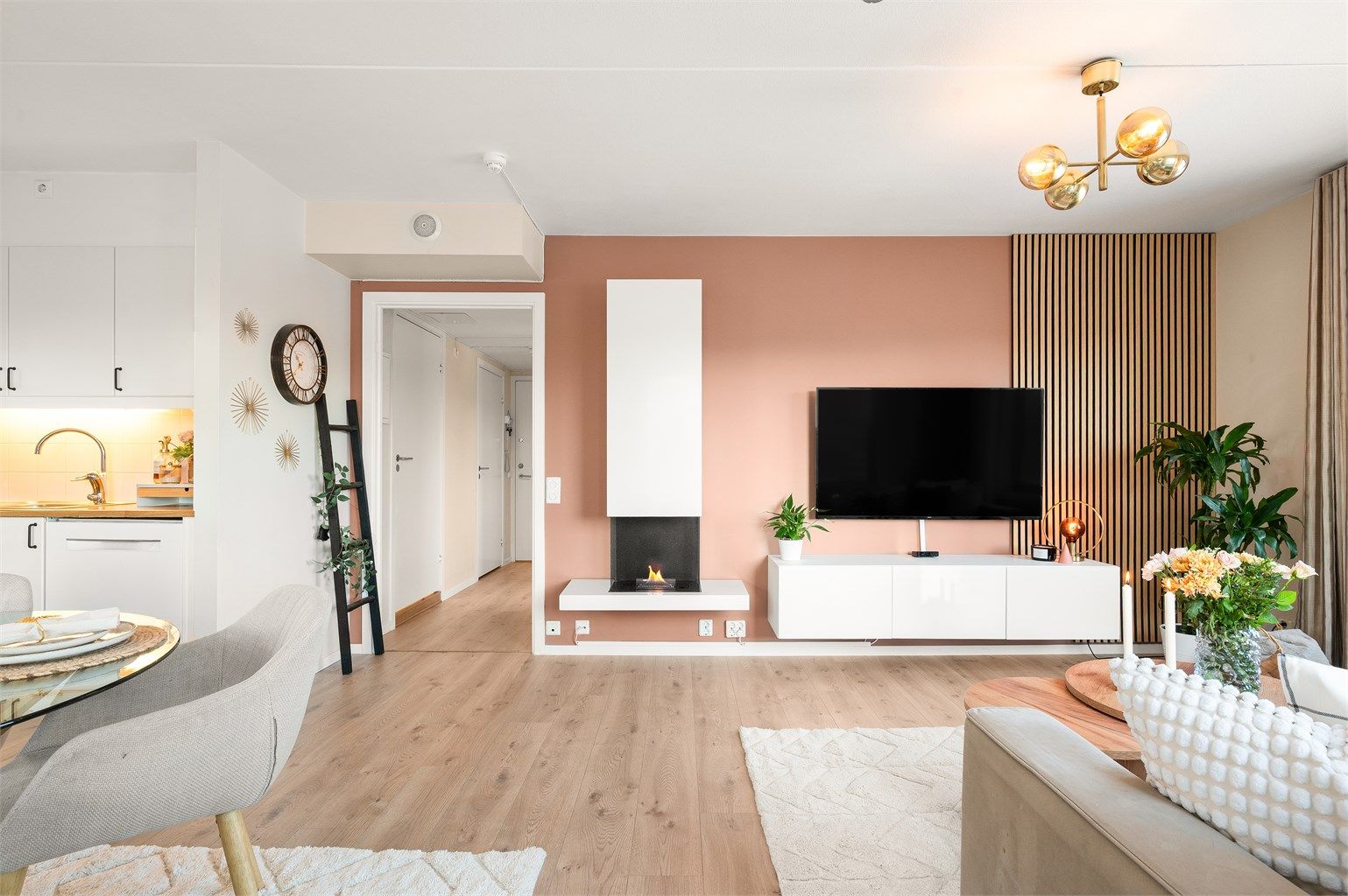 Gulvet er belagt med laminat, og veggene er holdt i delikate og tidløse fargetoner.