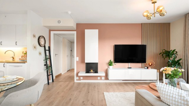 Gulvet er belagt med laminat, og veggene er holdt i delikate og tidløse fargetoner.