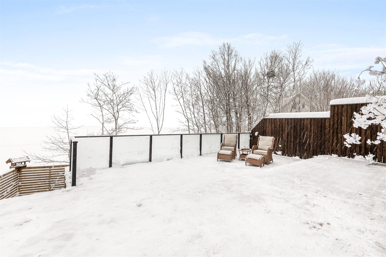 Fra terrassen er det utsikt over Gjellumvannet. Her er det god plass til utemøbler.