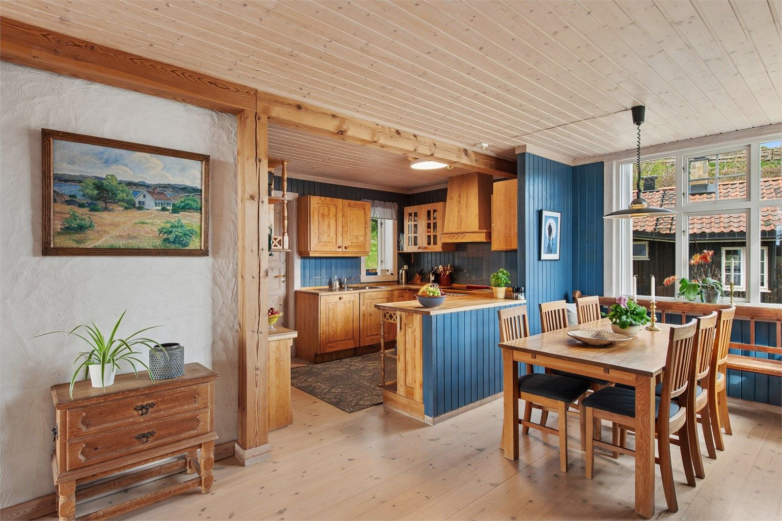 Kjøkkenet ligger i delvis åpen løsning til spisestuen, naturlig fradelt med en kjøkkenhalvøy.