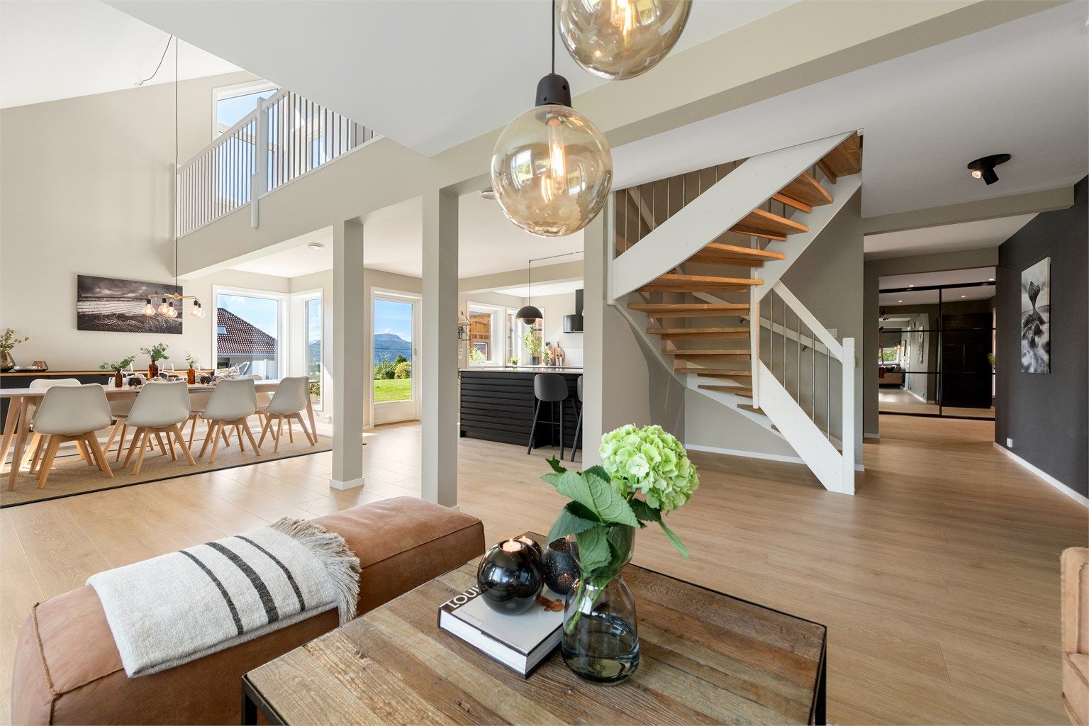 Stue, spisestue og kjøkken i åpen løsning med en luftig og romslig atmosfære 