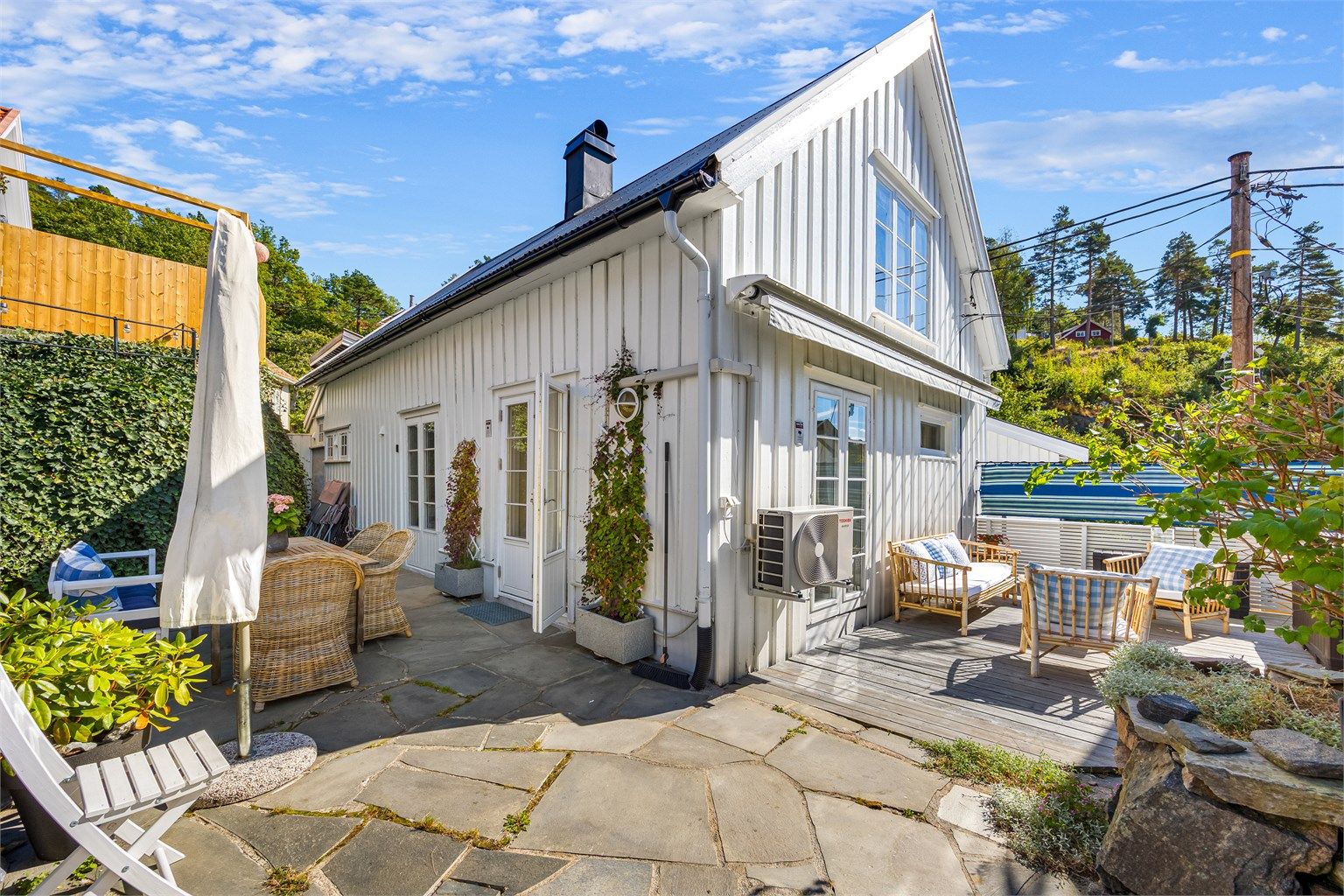 Uteplassen er orientert mot sydvest og er et naturlig samlingspunkt på varme dager.