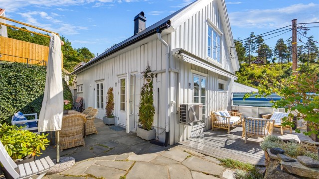 Uteplassen er orientert mot sydvest og er et naturlig samlingspunkt på varme dager.