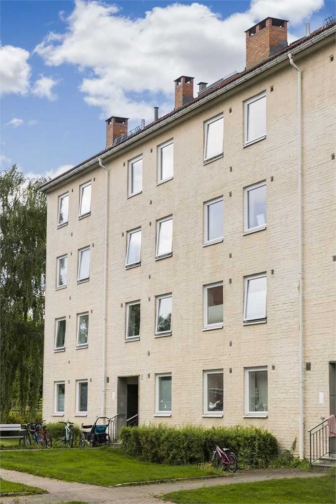 Bygget har en klassisk fasade forblendet med teglstein.