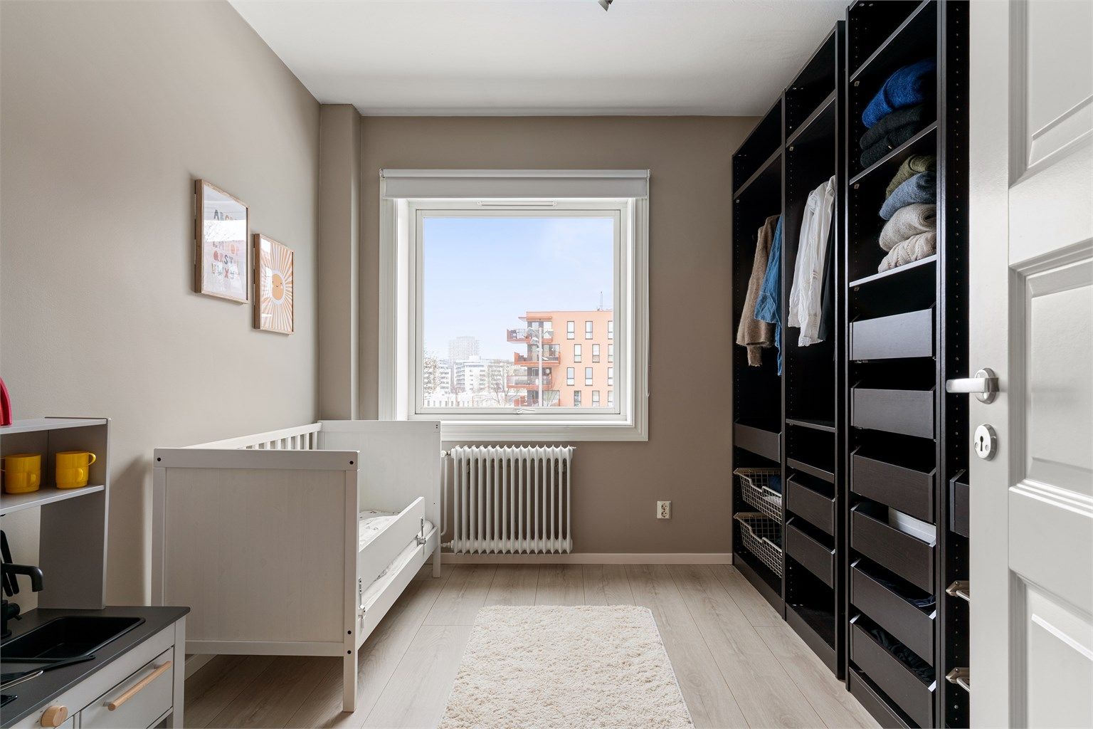 Her er det god plass til seng, pult eller annet ønskelig møblement. 