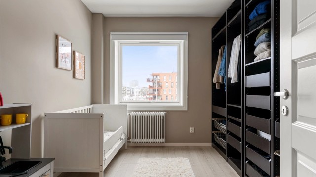 Her er det god plass til seng, pult eller annet ønskelig møblement.