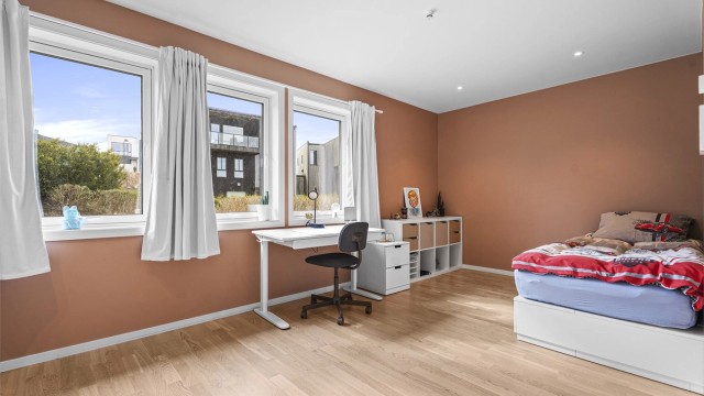 Soverom 2 er av god størrelse med plass til dobbeltseng og tilhørende møblement.