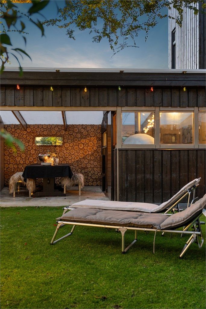Hagestuen i bakkant av plenen danner et lunt oppholdssted på sommerkveldene.