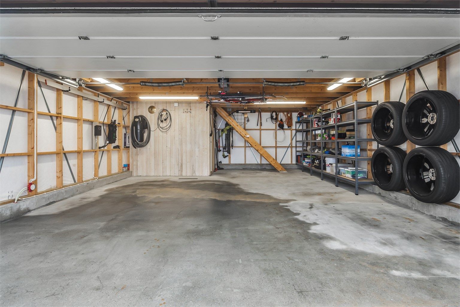 Den doble garasjen på 47 m² har god plass til to biler og oppbevaring.