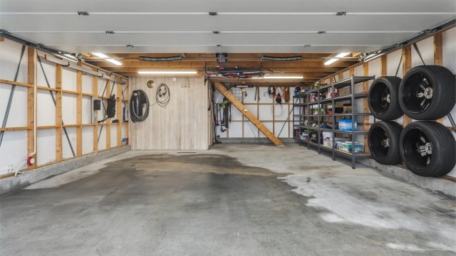 Den doble garasjen på 47 m² har god plass til to biler og oppbevaring.