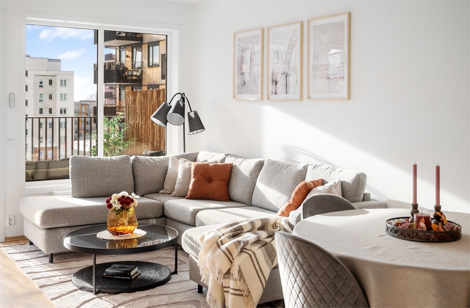 En moderne 3-roms i 4. etasje fra 2023 med attraktiv, intern beliggenhet vendt mot bilfritt fellesområde. Fotograf: Christian Jacobsen v/ Studio Oslo AS