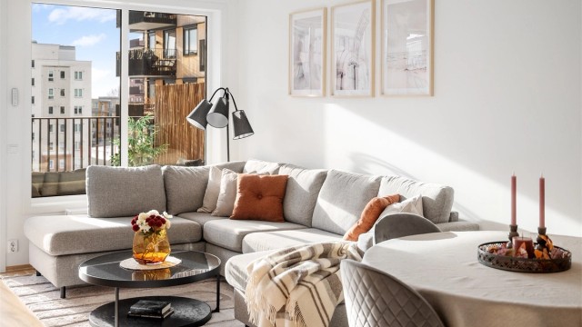 En moderne 3-roms i 4. etasje fra 2023 med attraktiv, intern beliggenhet vendt mot bilfritt fellesområde. Fotograf: Christian Jacobsen v/ Studio Oslo AS