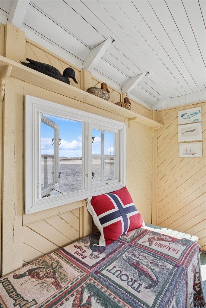 Det er flott utsikt fra vinduene og døren i alle tre retninger. 