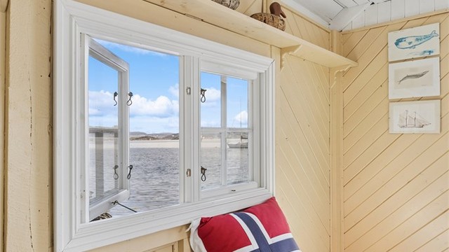 Det er flott utsikt fra vinduene og døren i alle tre retninger.