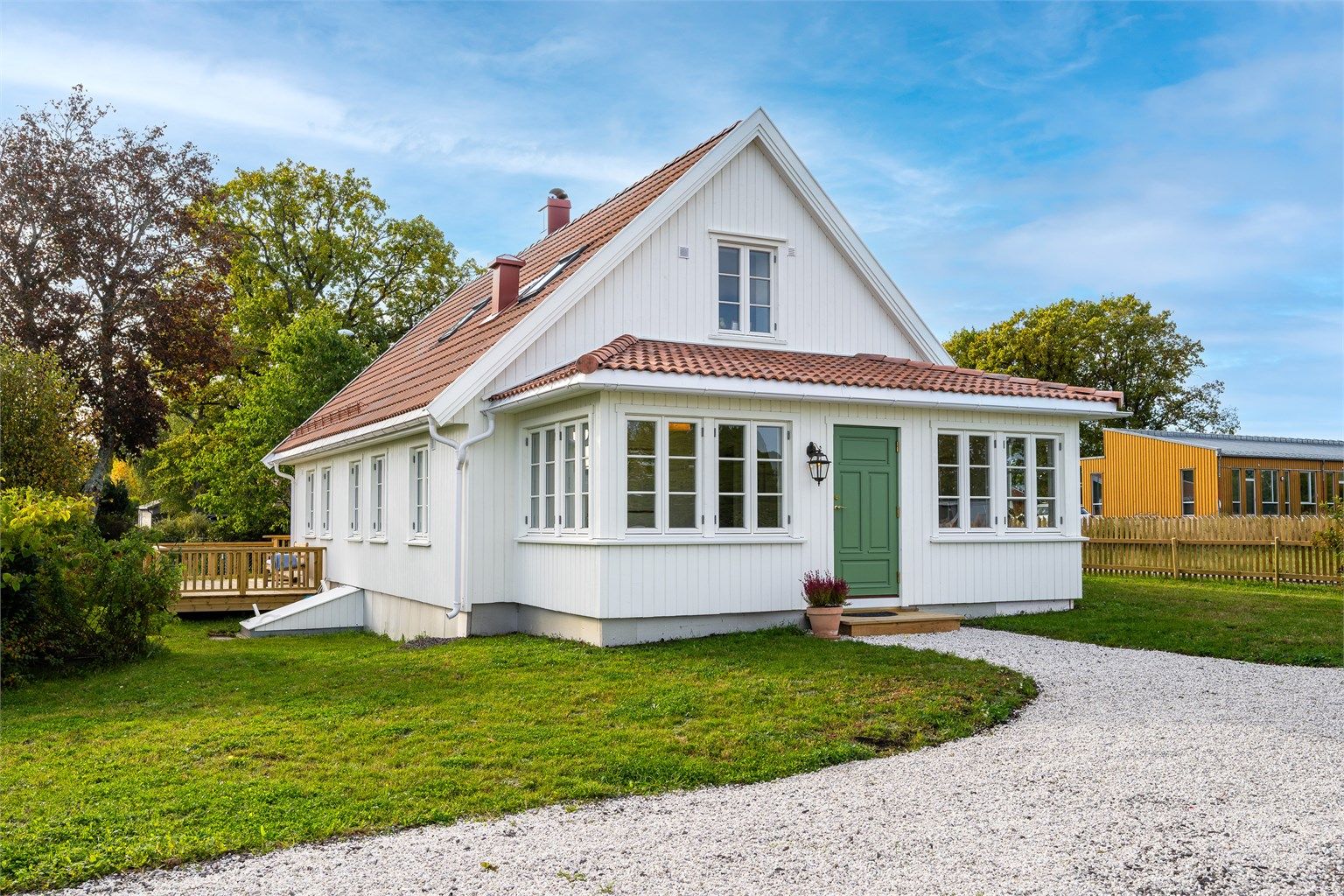 Her bor du i et attraktivt og veletablert boligområde, omgitt av vakker kystnatur, hyggelig bomiljø og flotte rekreasjonsmuligheter året rundt. 