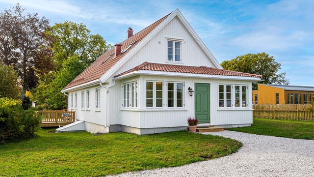Her bor du i et attraktivt og veletablert boligområde, omgitt av vakker kystnatur, hyggelig bomiljø og flotte rekreasjonsmuligheter året rundt.