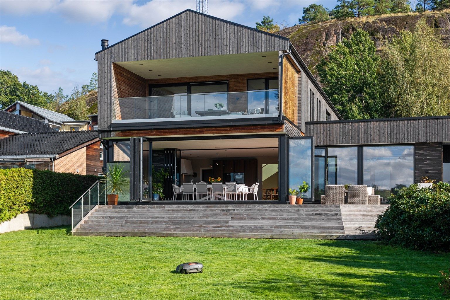 Stor terrasse og flotte uteområder. Foto: Kristian Bollæren v/Fotofinish
