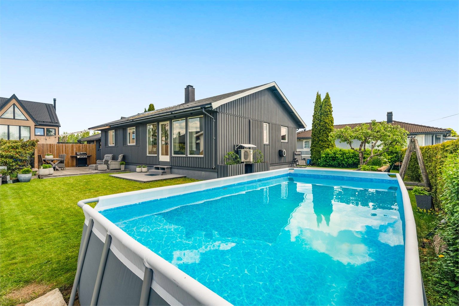 Pent opparbeidet tomt med flere terrasser og fin hage med plass for lek og moro