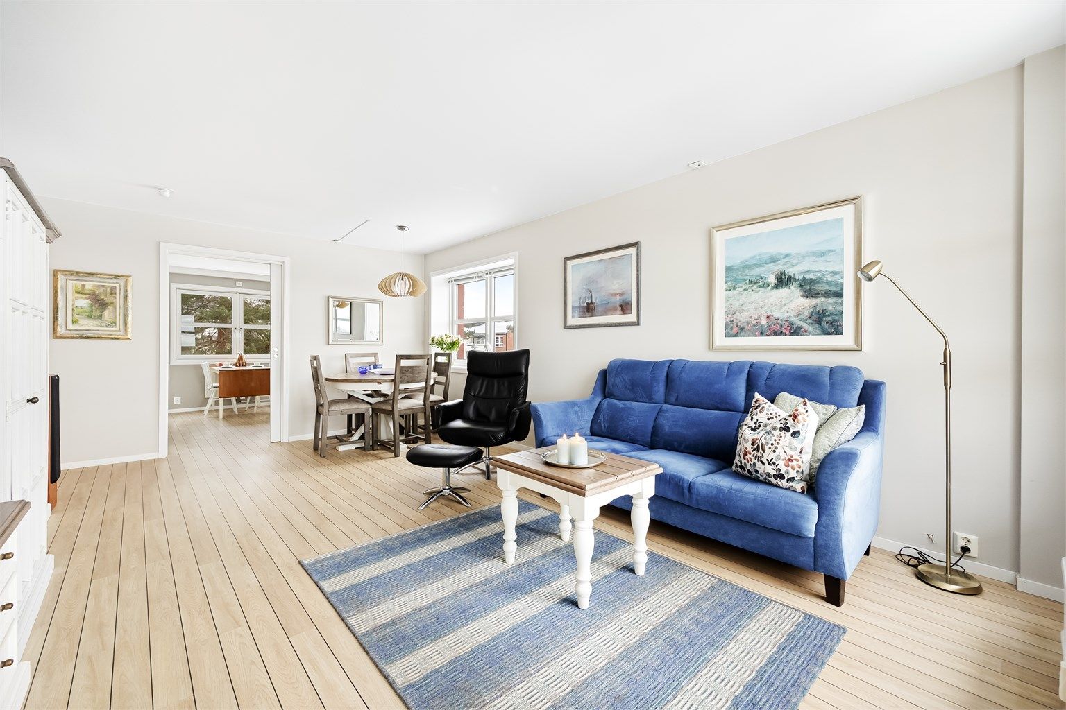 Velkommen til Asperudtoppen 39, en lys og moderne 3-roms leilighet med praktisk planløsning og gode lysforhold, presentert av Bastian Berge. Foto av Marit Andersen