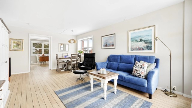 Velkommen til Asperudtoppen 39, en lys og moderne 3-roms leilighet med praktisk planløsning og gode lysforhold, presentert av Bastian Berge. Foto av Marit Andersen