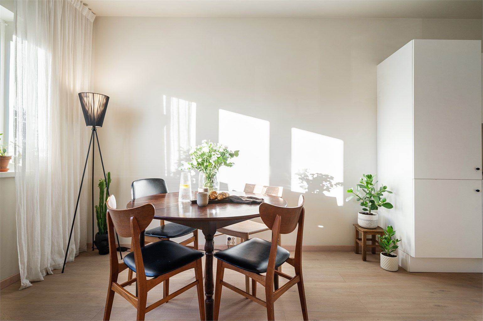 God plass til spisebord som legger til rette for hyggelige måltider og sosiale sammenkomster med venner og familie.