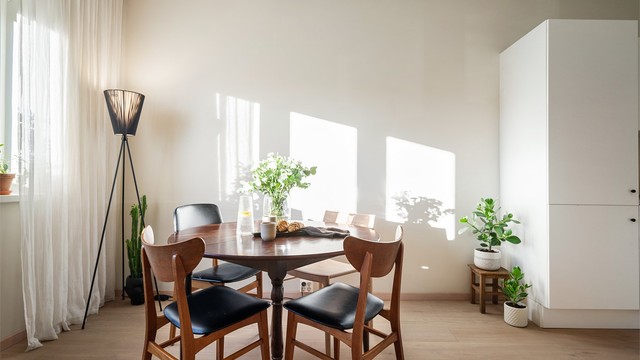 God plass til spisebord som legger til rette for hyggelige måltider og sosiale sammenkomster med venner og familie.