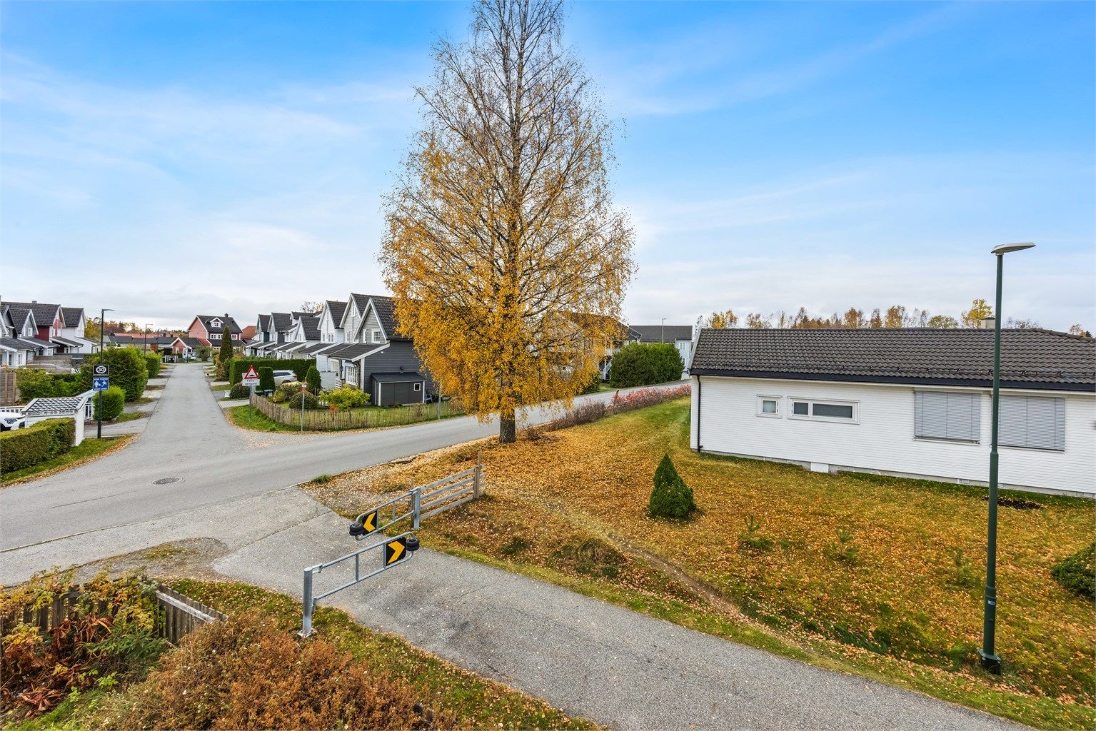 Eiendommen ligger i et rolig og barnevennlig boligområde med kort vei til Jessheim sentrum og Nordbytjernet.