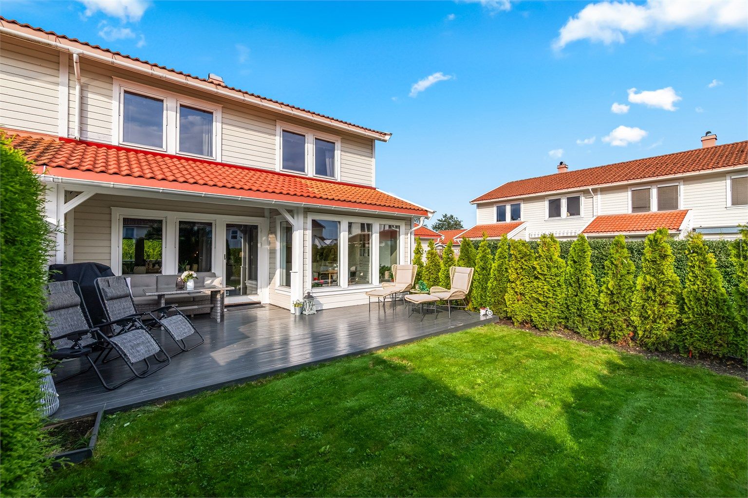 Hage som innbyr til leg for store og små.