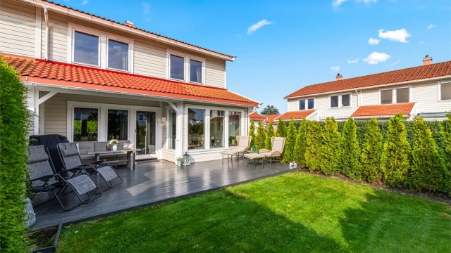 Hage som innbyr til leg for store og små.