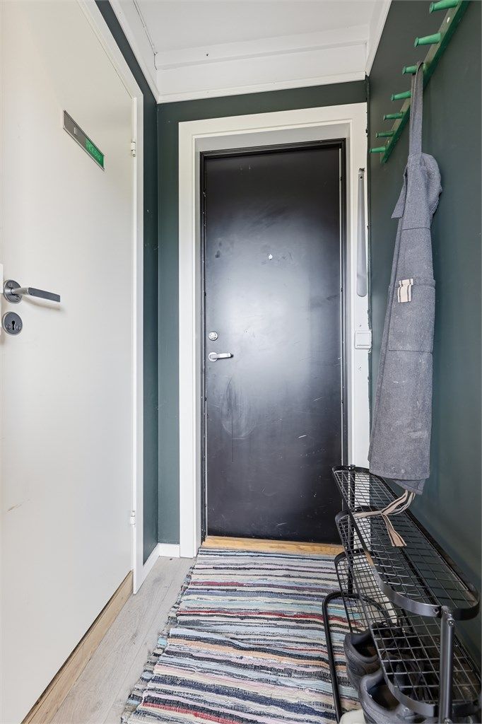 Praktisk gang med plass til å henge fra seg yttertøy. 
