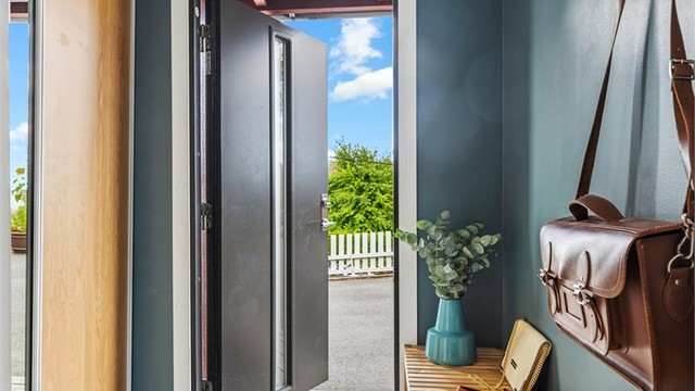 Vindfang med gulvvarme og skyvedørsgarderobe for praktisk oppbevaring.