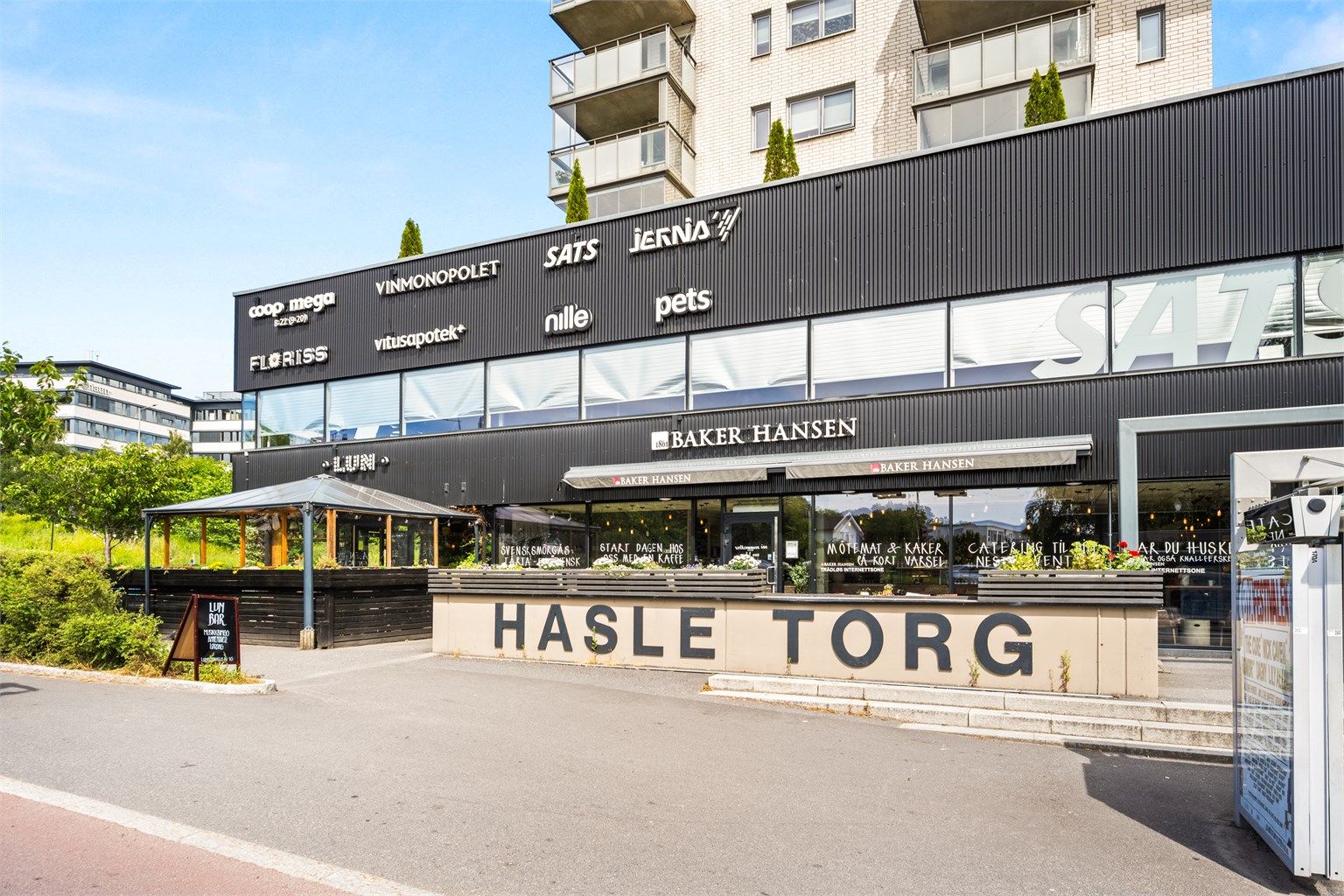 Hasle Torg er like ved, med blant annet Coop Mega, Baker Hansen, Vitus Apotek, Vinmonopolet, Nille, Jernia, Floriss blomster, treningssenterkjeden SATS m.m. 