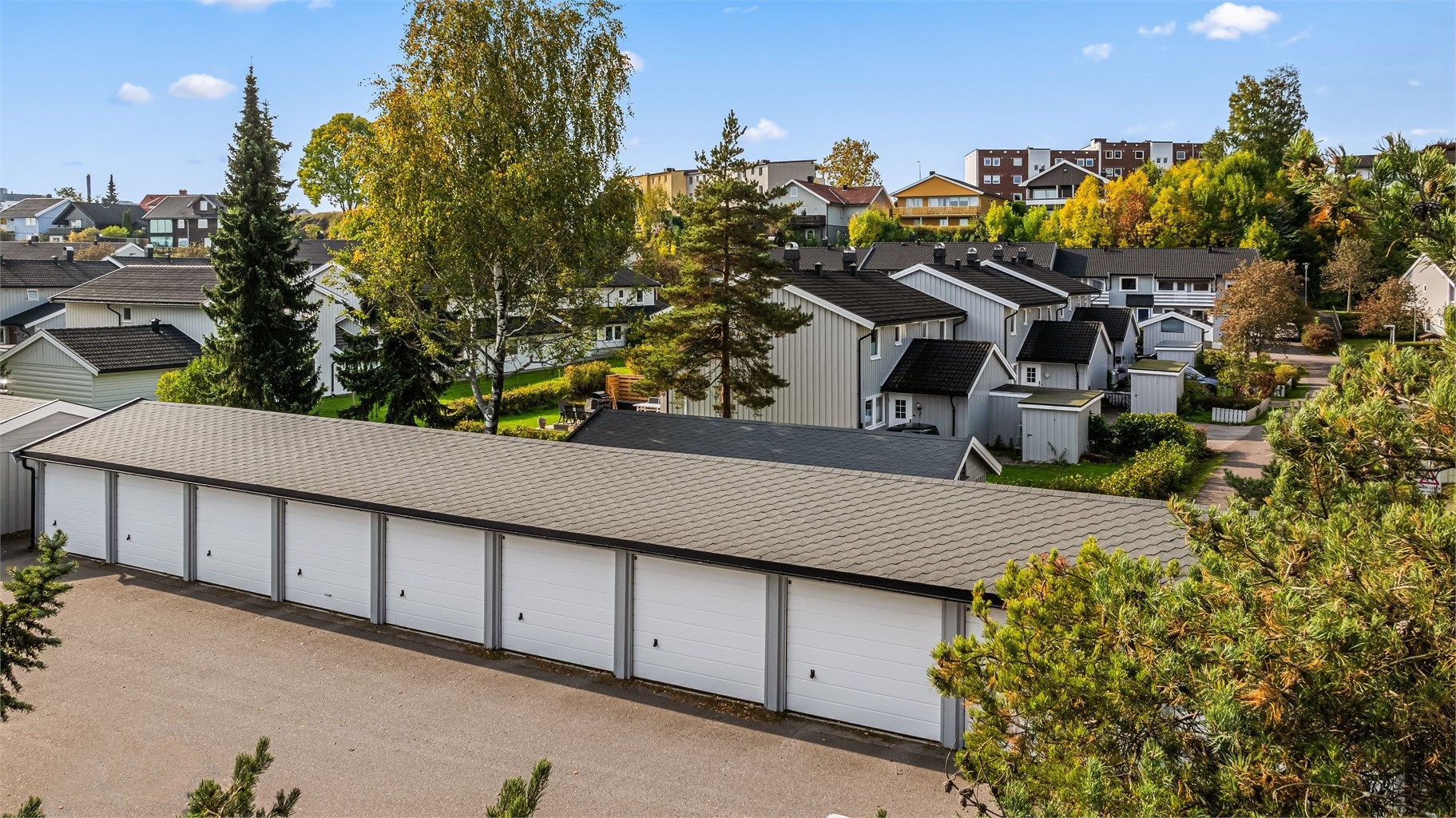 Tilhørende garasjeplass i felles garasjerekke med leddport.