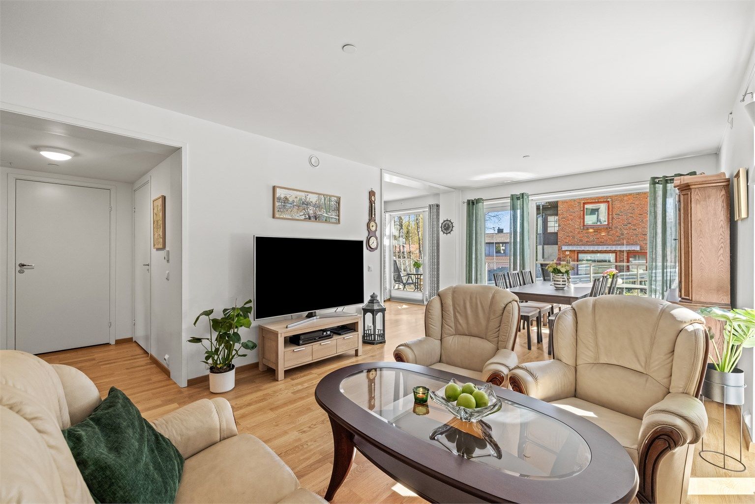 Store vindusflater gir godt med naturlig lys inn i stuen.