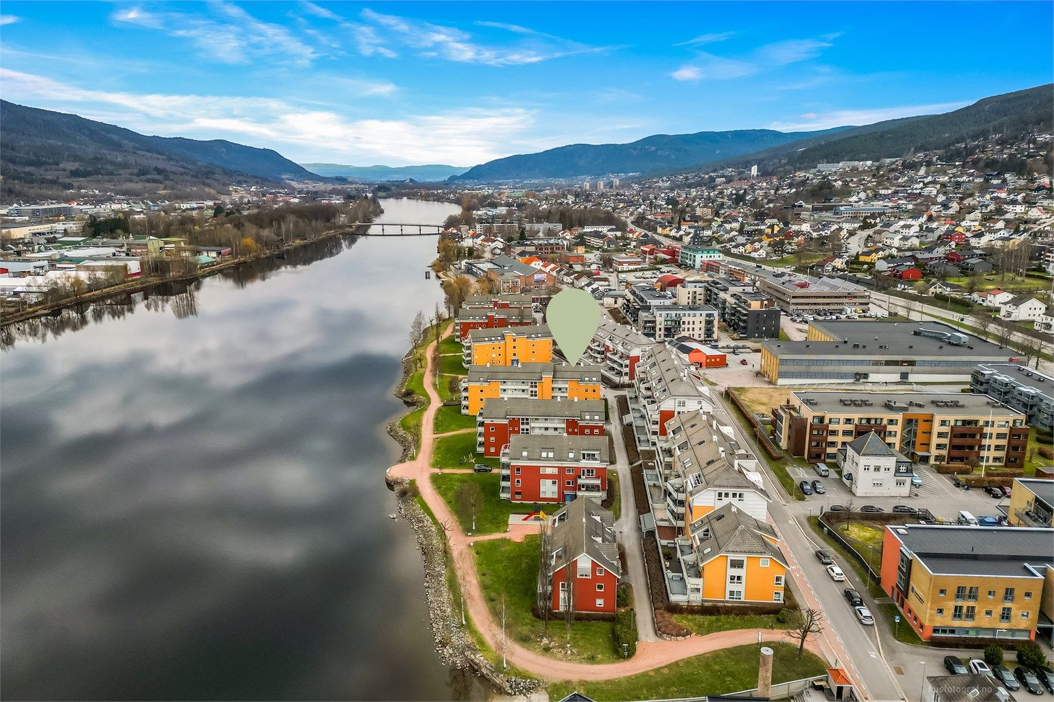 Eiendommen ligger i et idyllisk, rolig og skjermet bomiljø langs elvebredden.