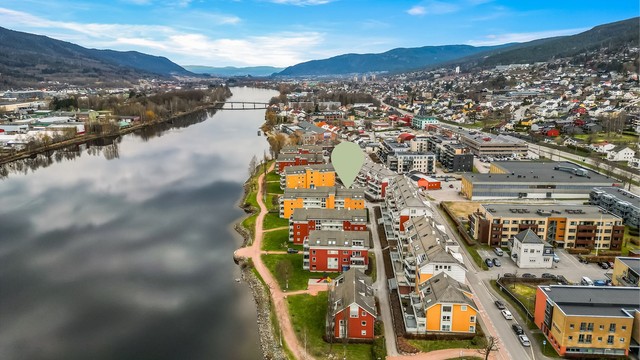 Eiendommen ligger i et idyllisk, rolig og skjermet bomiljø langs elvebredden.