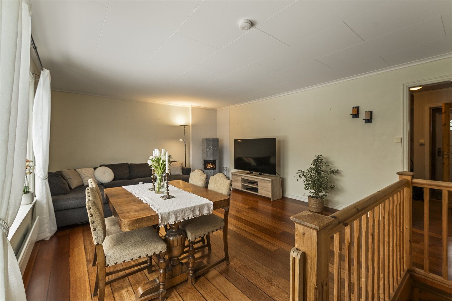 Stue med både varmepumpe og klebersteinovn 