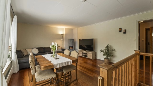 Stue med både varmepumpe og klebersteinovn