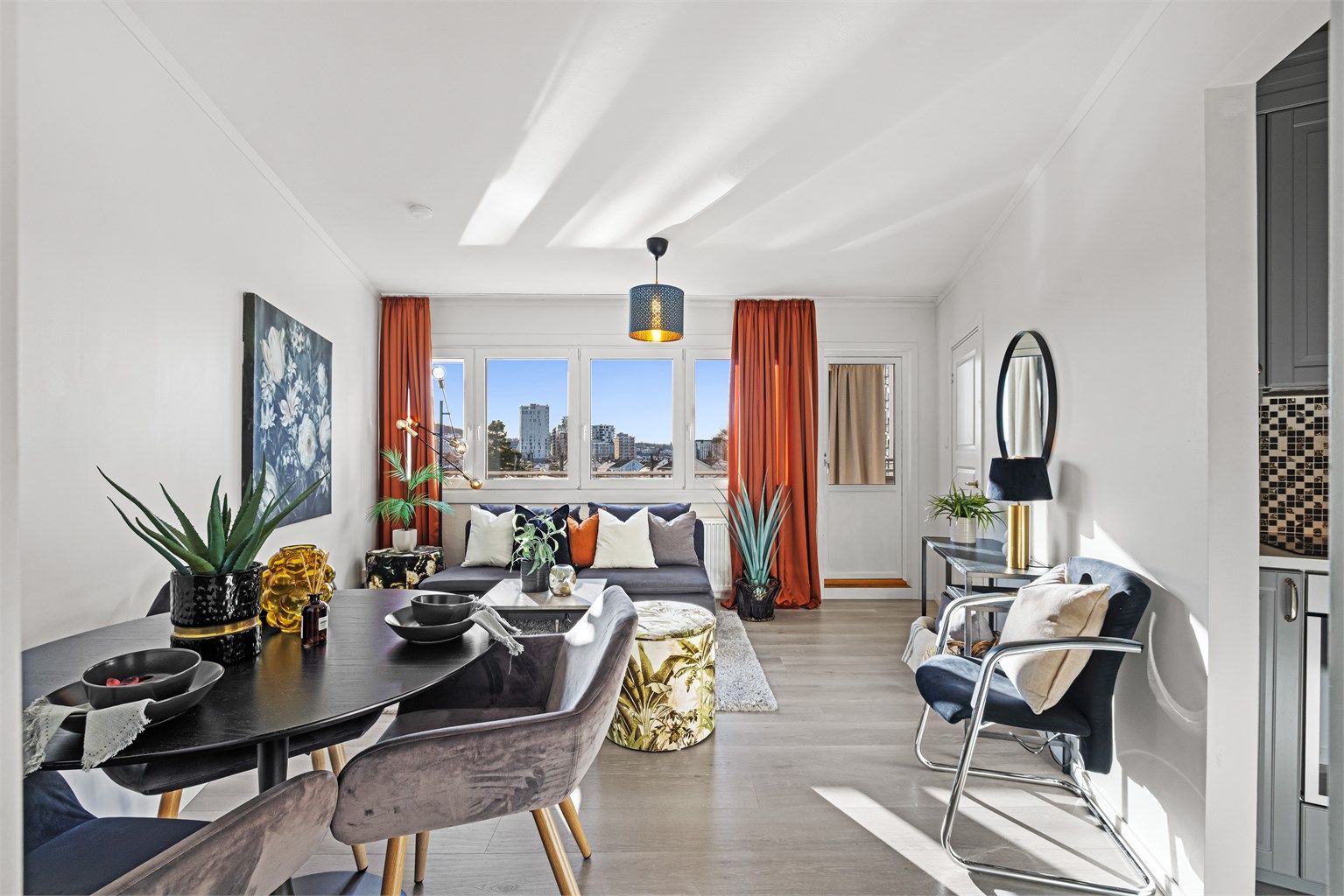 Store vindusflater slipper inn rikelig med naturlig lys i oppholdsrommet.