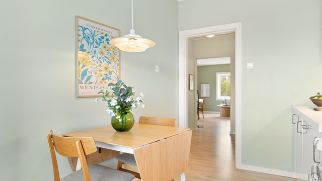 Kjøkkenet ligger naturlig tilbaketrukket fra stuen og har plass til liten spisegruppe.